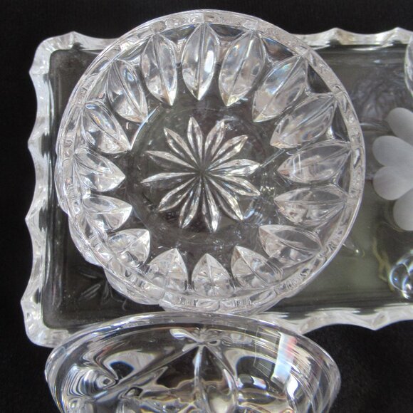 Vanity Set, Perfume decanter, Tray, Trinket box w/ lid, Heritage design, Vintage - Picture 10 of 13